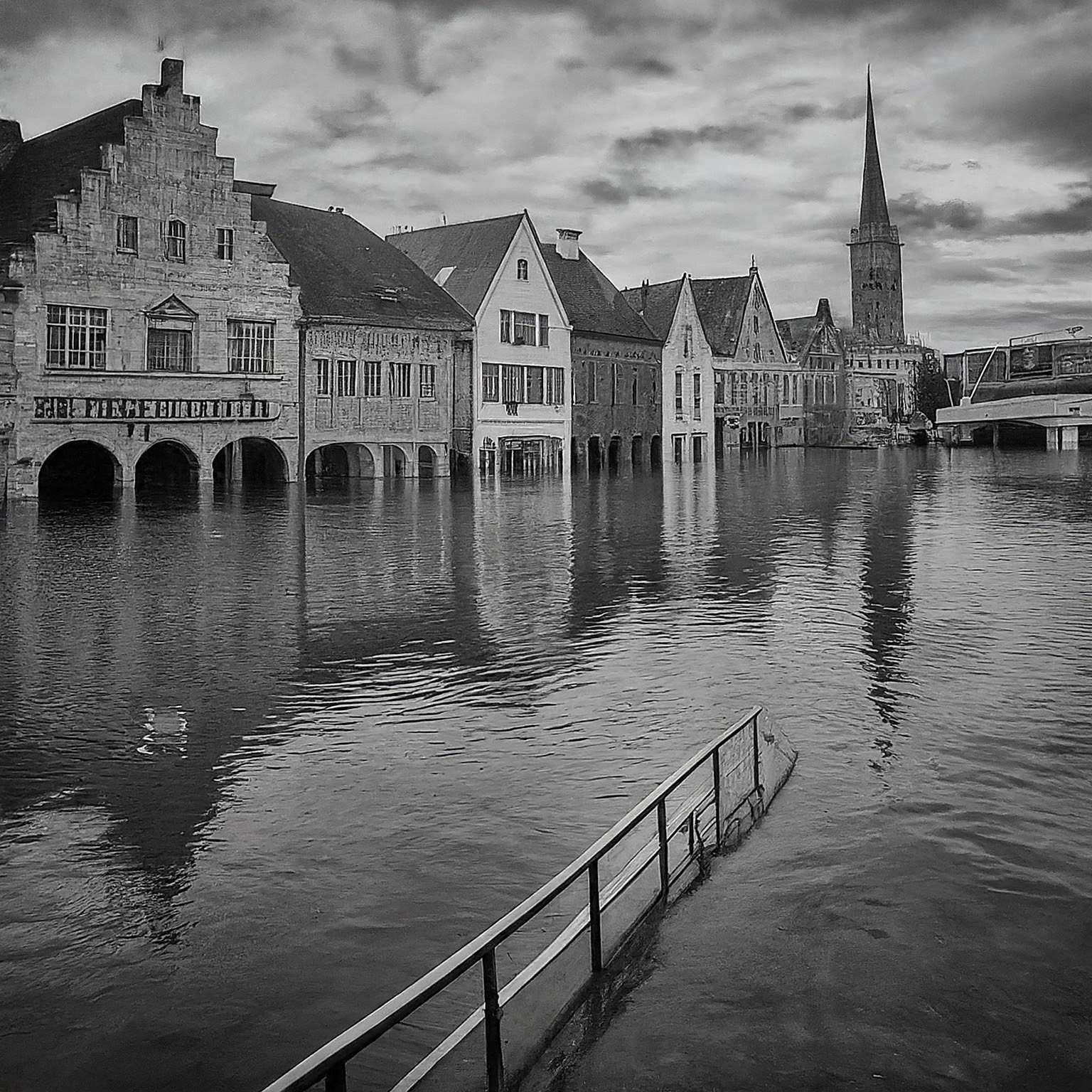 Google's AI: Predicting Floods a Week Early, Saving Lives Now