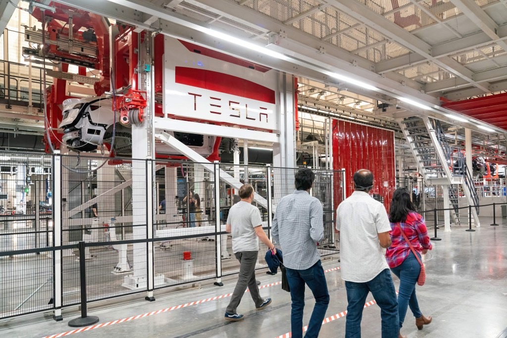 Tesla robot Attacked an engineer at Giga Texas Factory